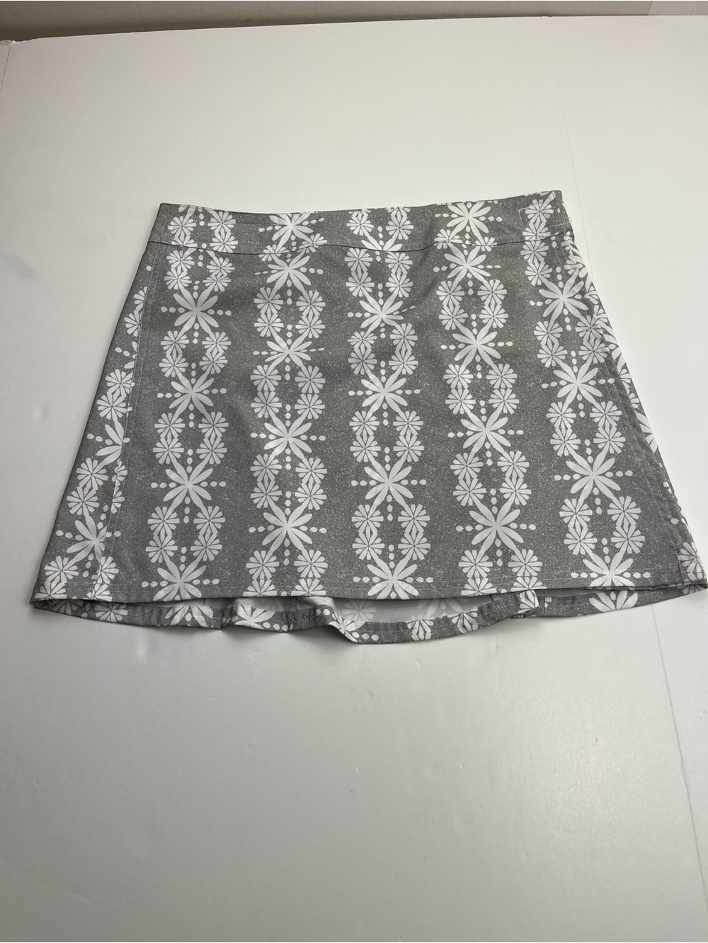 RipSkirt Hawaii Grey Gray White Floral Skirt Hook & Loop Womens Medium Vacation